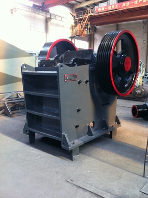 180-220kw モーターパワー PE1200*1500 粉砕ソリューションのための小さな移動式石粉砕機